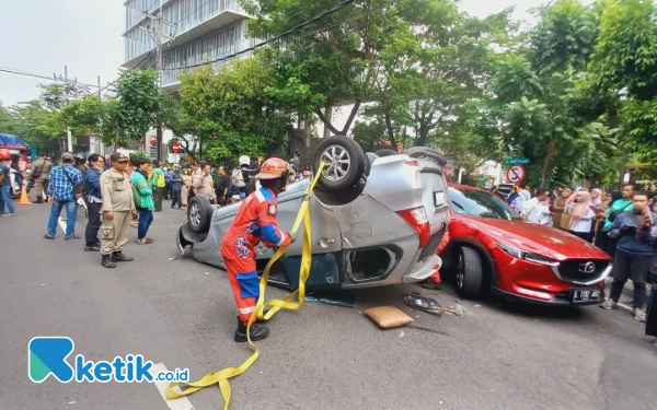 Thumbnail Tabrakan Mobil Beruntun di Surabaya, Tiga Penumpang Dilarikan ke RS