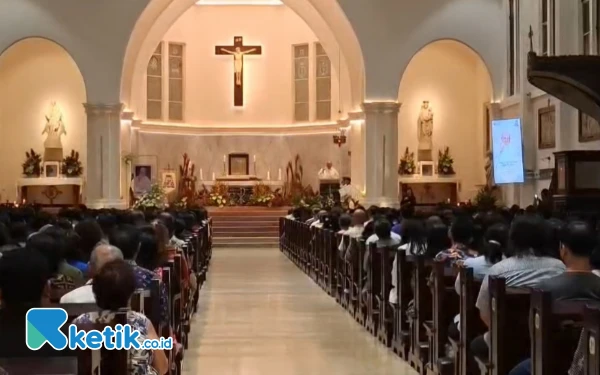 Thumbnail Jemaat Gereja Katolik Hati Kudus Yesus Katedral Surabaya Gelar Doa untuk Paus Fransiskus