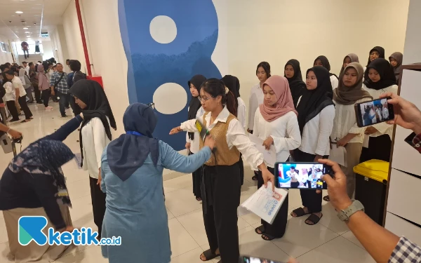 Thumbnail Super Ketat! UTBK Unair Gunakan Alat Detector Hingga Lepas Sepatu