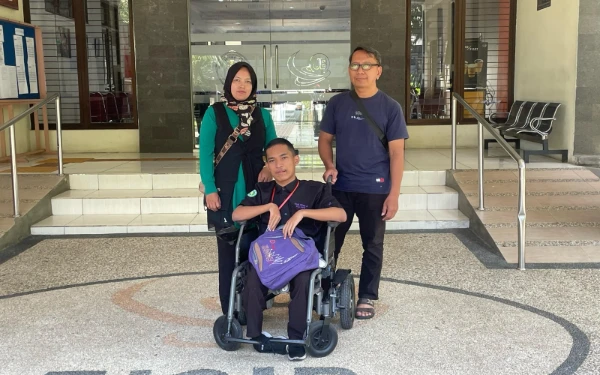 Thumbnail Menggunakan Kursi Roda, Rizy Eka Saputra Gigih Hadapi SNBT Demi Masuk Informatika UB