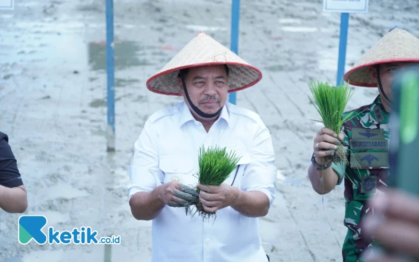Thumbnail Berita - Dibuka Prabowo, Bupati Nagan Raya Ikut Tanam Padi Serentak 14 Provinsi di Indonesia