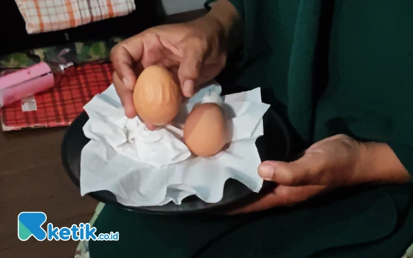 Thumbnail Berita - Warga Jember Heboh! Muncul Ukiran Lafadz Allah di Satu Butir Telur Miliknya