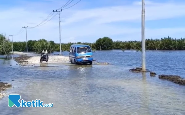 Thumbnail Berita - Perjuangan Pelajar SMP-SMA Kayu Menang untuk Pergi ke Sekolah, Harus Lewati Air Pasang Tiap Hari