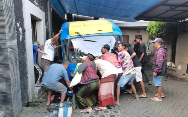 Thumbnail Pekerja Bengkel di Kota Batu Tewas Tertimpa Mobil Tayo