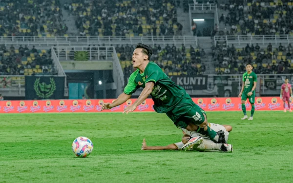 Thumbnail Cedera Pulih, Toni Firmansyah Siap Bela Persebaya Lawan Arema FC
