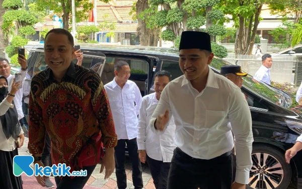 Thumbnail Eri Cahyadi Pakai Batik, Kaesang Bersongkok