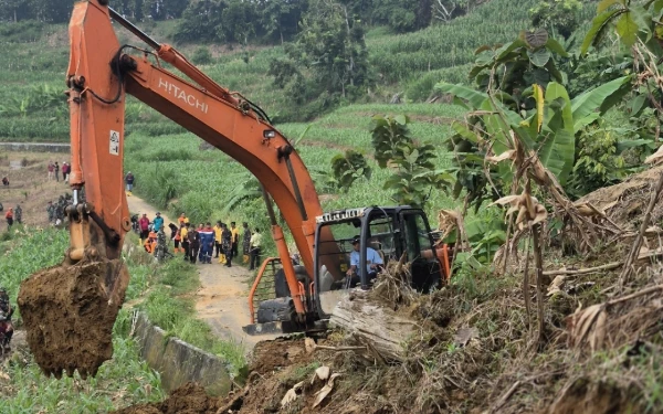 Thumbnail Berita - Jalur Soko-Montong Longsor, BPBD Tuban Libatkan Pentaheliks dan TNI-Polri