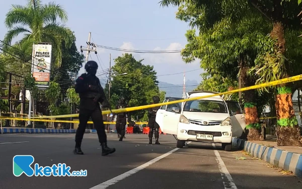 Thumbnail Diduga Bawa Bom, Dua Mobil di Area Mapolres Pacitan Diperiksa Brimob Polda Jatim