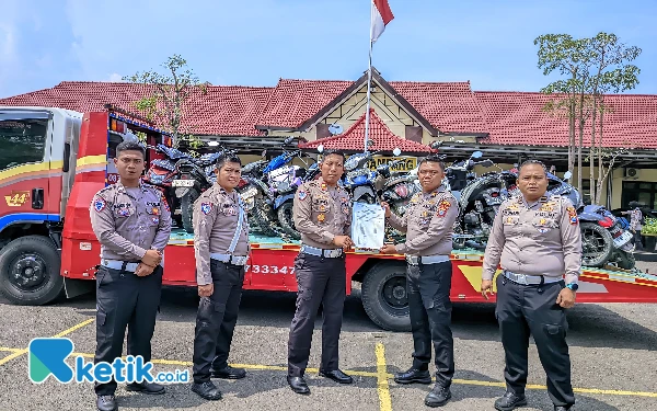Thumbnail Diduga Gelar Razia di Sampang, Satlantas Polres Bangkalan Limpahkan 23 BB ke Satlantas Sampang