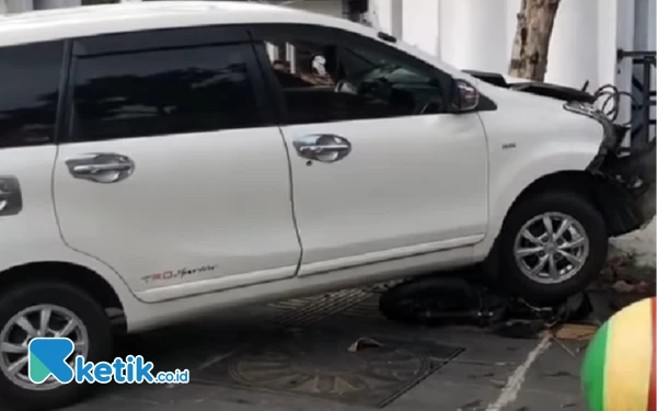 Thumbnail Avanza Seruduk Dua Motor di Madiun, Korban Luka Dirawat di Rumah Sakit