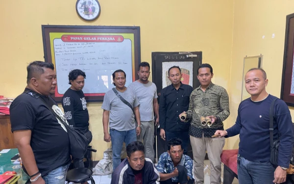 Thumbnail Dua Pria di Jember Diringkus Polisi, Gara-Gara Curi Tiga Ekor Burung Senilai Rp 15 Juta