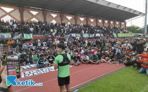 Thumbnail Merinding! Bonek Hadiri Latihan Persebaya, Beri Dukungan Jelang Derbi Jatim