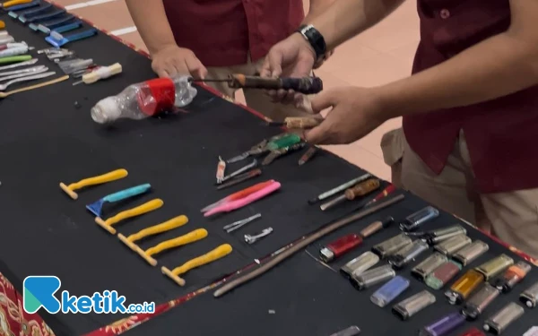 Thumbnail Razia di Lapas Kediri, Petugas Temukan Senjata Tajam Rakitan