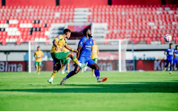 Thumbnail Berita - Hasil Derbi Jatim, Arema FC vs Persebaya Surabaya 1-1