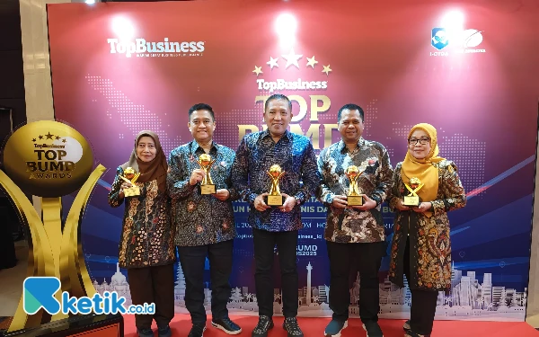 Thumbnail Berkat Dukungan Bupati, Bank Sampang Kembali Raih Predikat Top BUMD Awards Bintang 5 Tahun 2025