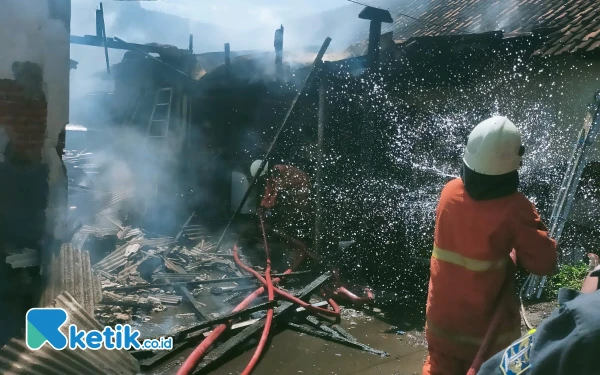 Thumbnail Rumah di Jalan Siwalankerto Tengah Surabaya Hangus Terbakar