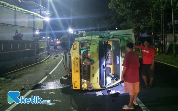 Thumbnail Lalai Sesaat, Truk Hantam Pagar Rumah Kades di Pacitan hingga Terguling