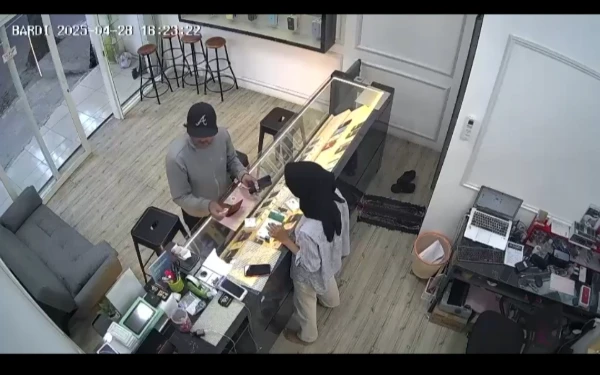 Thumbnail Berita - WNA Berulah Lagi di Jombang, Kali Ini Bawa Kabur iPhone 14 Pro Max