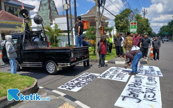 Thumbnail Berita - Kejari Sleman Didesak Tak Pandang Bulu Tuntaskan Kasus Korupsi Dana Hibah Pariwisata