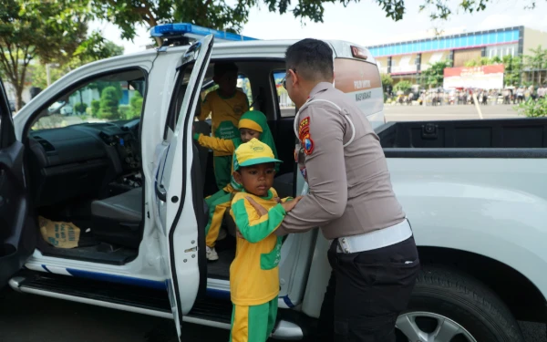 Thumbnail Berita - Latihan Dalmas Polres Tuban Diserbu Puluhan Anak KB-TK