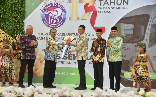 Thumbnail Berita - Kemenhub RI Hibahkan Bus Sekolah, Wabup Sleman: Kenyamanan dan Keamanan Siswa Lebih Terjaga