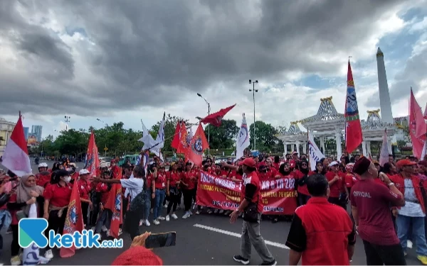 Thumbnail FSPMI Tuntut Kesejahteraan Hingga Ajukan Gus Dur Jadi Pahlawan Nasional di May Day 2025