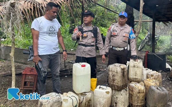 Thumbnail Polsek Gane Barat di Halsel Grebek Tempat Produksi Miras di Desa Boso, Produsen Melarikan Diri