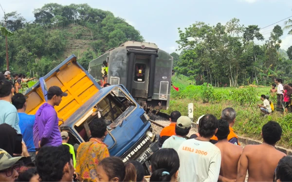 Truk Muatan Pasir di Jember Tabrak Kereta Api Ijen Ekspres di Perlintasan Tanpa Penjaga