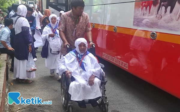 Thumbnail Langkah Awal ke Tanah Suci, JCH Kloter Pertama Tulungagung Tiba di Asrama Haji Surabaya