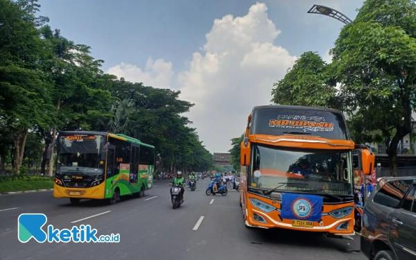 Thumbnail KSPSI Mojokerto Bergerak Peringati May Day, Kantor Gubernur Jatim Jadi Sasaran