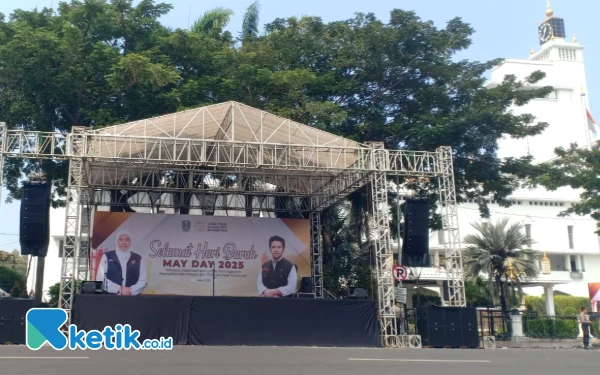 Thumbnail Sambut Buruh Peringati May Day 2025, Pemprov Pasang Panggung di Depan Kantor Gubernur Jatim