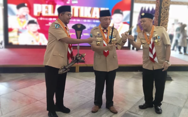 Thumbnail Berita - HM Arum Sabil Terima Cenderamata Keris Aengtongtong dari Bupati Sumenep