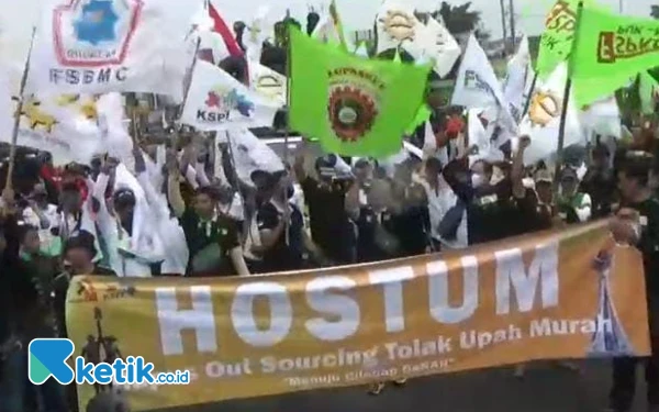 Thumbnail Berita - Peringatan Hari Buruh Cilacap, Tuntutan Tritura Tolak Upah di Bawah Minimum Kabupaten