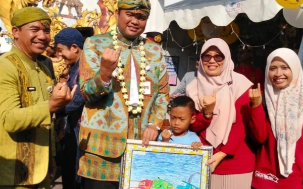 Thumbnail Rendra Torres, Siswa Inklusi SDN 2 Krapyak Jepara, Tunjukkan Bakat Lewat Hadiah untuk Gus Wabup