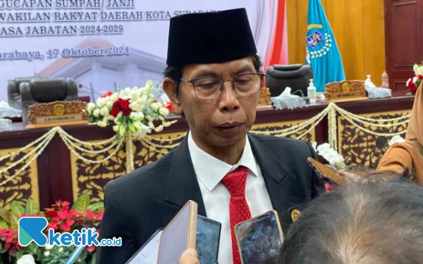 Thumbnail Dicopot dari Ketua PDIP Surabaya, Berikut Profil Adi Sutarwijono