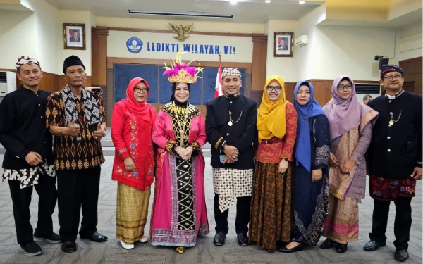 Thumbnail Kepala LLDIKTI Wilayah VII Kenakan Pakaian Adat Gorontalo pada Peringatan Hardiknas 2025