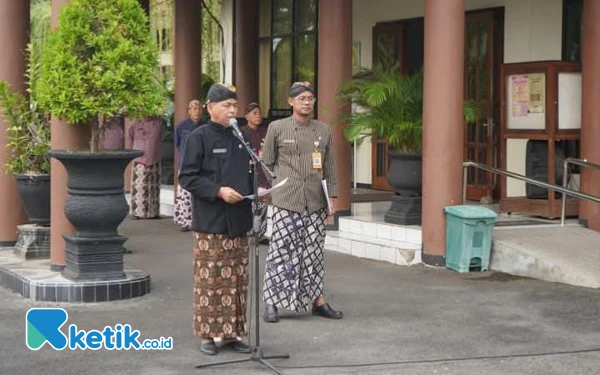 Peringatan Hardiknas ala Pemkab Trenggalek, ASN Gunakan Pakaian  Adat Jawa