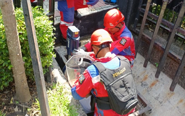 Thumbnail Asyik Main di Selokan, Kaki Bocah 8 Tahun Tersangkut di Besi Penutup, Damkar Surabaya Turun Tangan