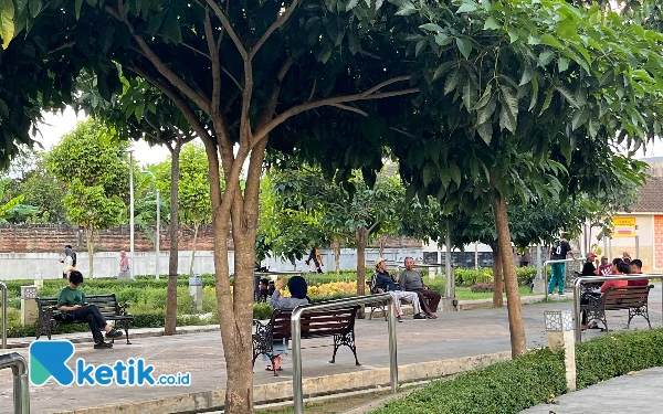 Thumbnail Hasil Perbaikan Kursi Jalan Ijen Kota Malang Dialihkan ke Taman Bunga Merjosari