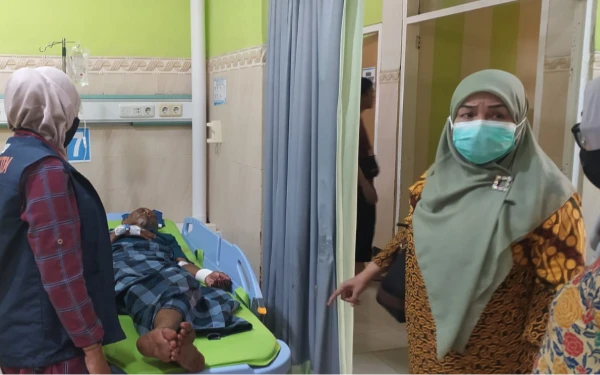 Thumbnail Berita - Warga Heboh, Pria ODGJ di Jember Sayat Tangan dengan Gergaji Diduga untuk Bunuh Diri