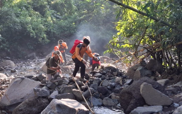 Thumbnail Posisi Pendaki Jatuh di Gunung Saeng Sudah Ditemukan, Tim SAR Belum Bisa Evakuasi