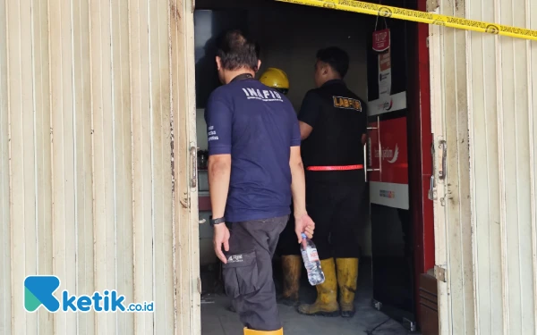 Thumbnail Berita - Unit Labfor Polda Olah TKP Lokasi Kebakaran Bank Jatim di Jember, Pegawai Ikut Diperiksa