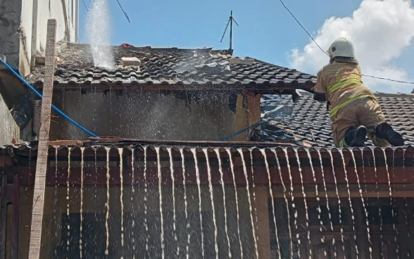 Thumbnail BPBD Surabaya Puji Kesigapan Warga Padamkan Kebakaran Rumah di Bendul Merisi Permai