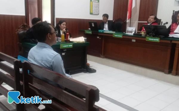 Thumbnail Jual Miras Tanpa Cukai, Warga Ciliwung Jalani Sidang di PN Surabaya