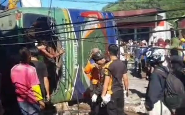 Thumbnail Berita - Bus ALS Kecelakaan di Padang Panjang, 12 Tewas dan 23 Luka-Luka