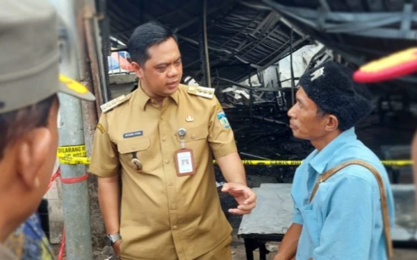 Thumbnail Berita - Bupati Jepara Sambangi Lokasi Kebakaran Area Parkir PT HWI, Pastikan Hak Korban Terpenuhi