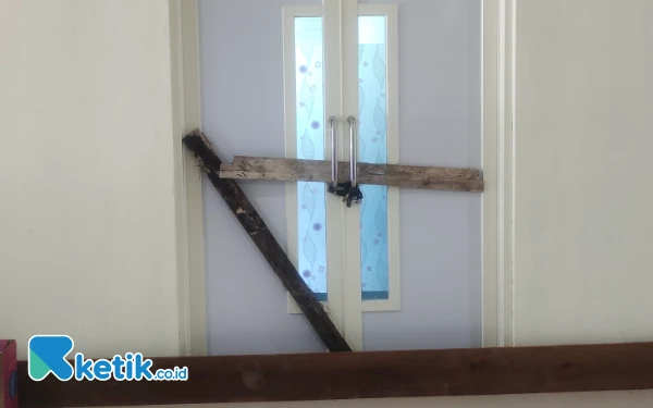 Thumbnail Berita - Ruang Kerja Sekwan Dipalang Pimpinan dan Anggota DPRD Raja Ampat, Ada Apa?