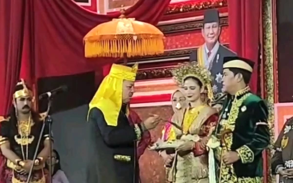 Thumbnail Penobatan Raja Kebudayaan Banjar Kalimantan, Bupati Nagan Raya Percik Air Suci