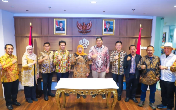 Thumbnail Khofifah-Emil, PWI dan SPSI Jatim Temui Menteri Maruarar, Diskusi Rumah Subsidi untuk Wartawan, Buruh dan MBR