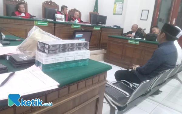 Thumbnail Dua Kurir Rokok Ilegal Jalani Sidang di PN Surabaya: Saya Cuma Kirim, Nggak Tahu Isinya